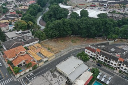 Así se ve el terreno donde estaba construída la casa embrujada, en Urdesa Central.