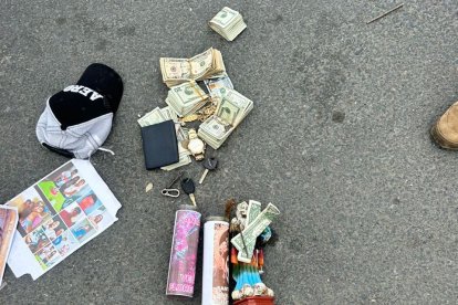 Dinero en efectivo y droga entre las evidencias.