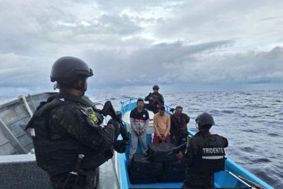 La Marina de El Salvador incautó una lancha con delincuentes ecuatorianos