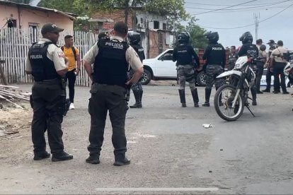 Policía levanta indicios del crimen.