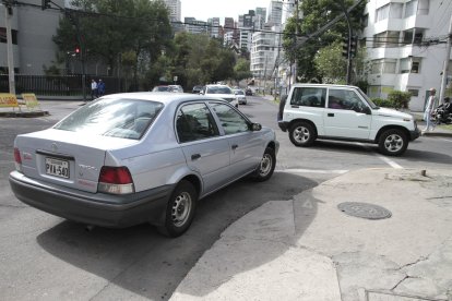 Algunos conductores de automóviles pasan la luz roja como si nada (ver vídeo más adelante).