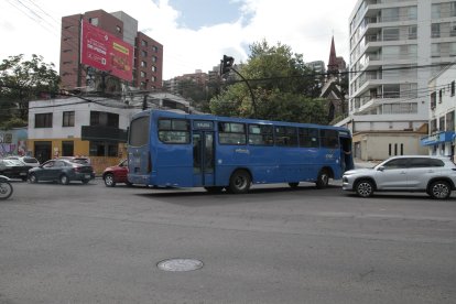 En la avenida 6 de Diciembre hay conductores de buses que giran en lugar prohibido.