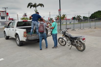 Donde arrestaron a los implicados, los agentes encontraron dos motocicletas que estaban reportadas como robadas.
