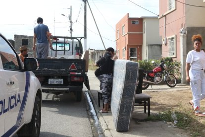 Ayer, la policía sacó a varias personas que ocupaban casas de manera ilegal.
