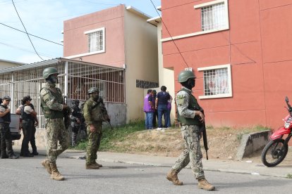 El operativo contó con la presencia de militares y de la policía.