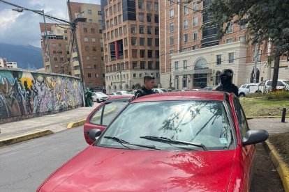 En este vehículo se movilizaban los presuntos delincuentes.