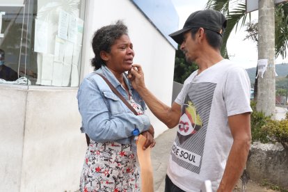 Carmen recibe el consuelo de su esposo.