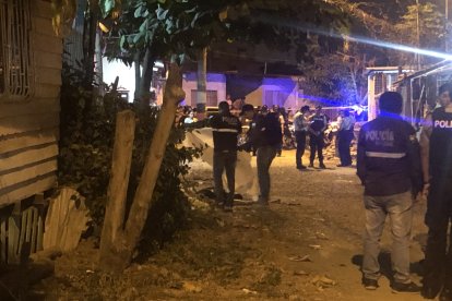 El grupo de amigos veían el partido de fútbol cuando llegaron a dispararles.