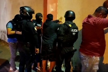 Cuatro sujetos fueron detenidos por agentes policiales.