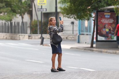 Una mujer se paró en la mitad de la calle Esmeraldas a tomar una foto de la construcción.