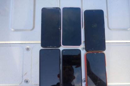 Entre las evidencias encontraron varios celulares que usarían para extorsionar.