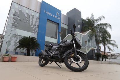 Los delincuentes se movilizaban en una motocicleta robada.