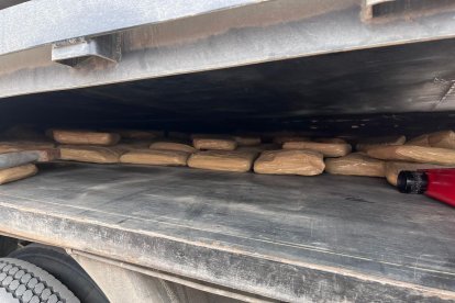 La sustancia distribuida en paquetes estaba en un compartimento oculto de un camión.