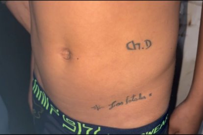 El menor de edad ya tiene tatuajes alusivos a bandas criminales.