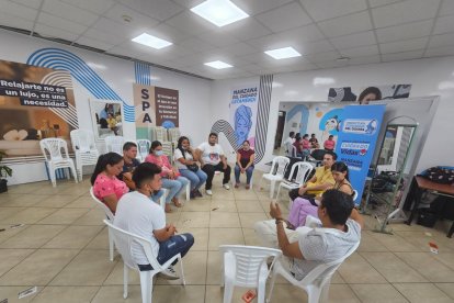 Los padres de la niña se reúnen con otros que tienen hijos con la misma condición.