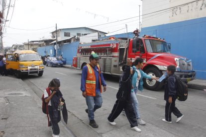 Personal de Bomberos acudió al sitio para investigar de dónde provenía el olor.