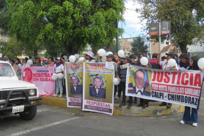 Familiares y amigos claman por respuestas en la investigación por la muerte de la uniformada.