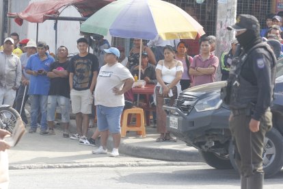 Varios ciudadanos observaban como si nada el levantamiento del cadáver.