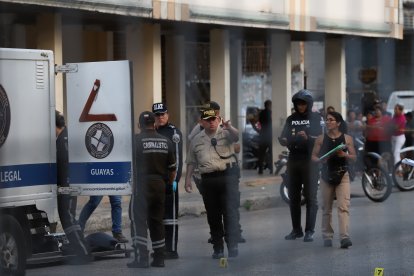 El cadáver fue subido al carro de Medicina Legal.