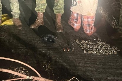 Las evidencias que se le encontró a un presunto extorsionador.