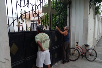 Familiares acudieron a la morgue de Daule para retirar el cadáver.
