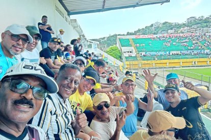 Directivos y seguidores del Vargas Torres durante un partido en el Folke Anderson. El fútbol como terapia contra el dolor.