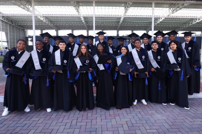 Los estudiantes de la tercera generación del colegio ReiventED IDV lucieron felice las tradicionales capas y birretes