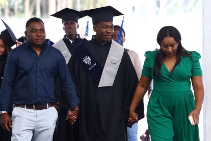 Adrián de Jesús con sus padres Érick y Adriana.