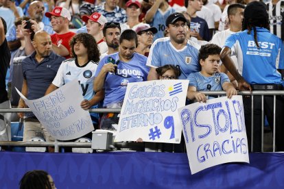 Hinchas le dedicaron mensajes a Luis Suárez.