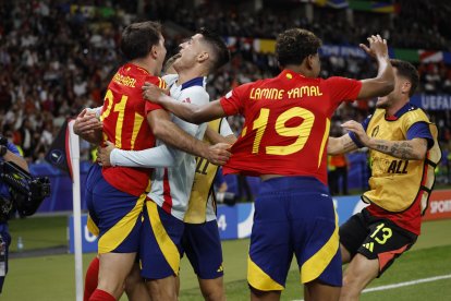 El segundo gol cuando se jugaban los últimos minutos, desató la alegría entre los españoles.