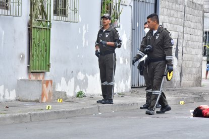 Agentes de Criminalística recogieron siete indicios balísticos en el sitio del suceso.