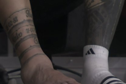 El tobillo de Messi como si fuera una pelota.