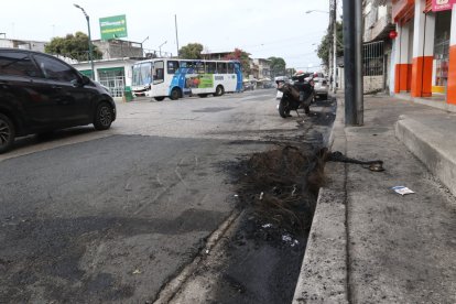 En ambos puntos quedaron residuos de los neumáticos quemados.