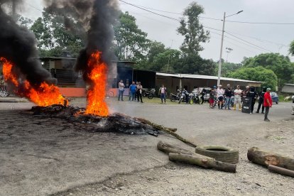 Decenas de manifestantes cerraron la vía principal al recinto El Vergel.