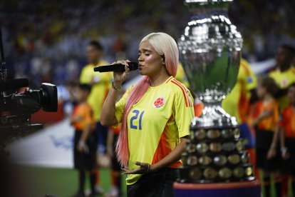 Karol G y su look alabado y criticado por igual.