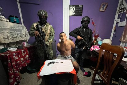 Alias Calvo fue detenido en su guarida. No le dieron opción a reaccionar.