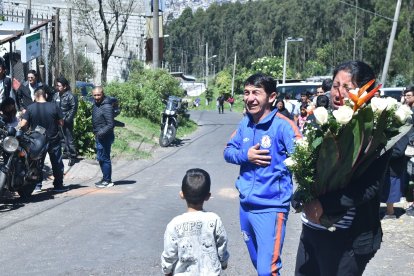 Óscar se puso el uniforme del equipo de fútbol en el que jugaba junto a su hermano.