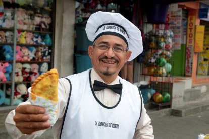 Su traje formal es su distintivo. Las empanadas, además, dice que están bien rellenas.