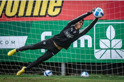 El arquero era uno de los alternantes del equipo principal del Ídolo.