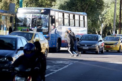 También hay ciertos peatones que pasan por donde no deben, poniéndose en riesgo.