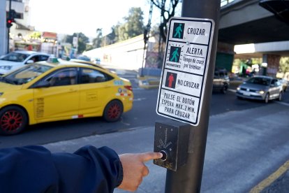 Existen botones para solicitar la preferencia con semáforo en luz verde, pero serviría de poco.