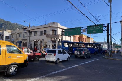 Esto sucede en la avenida América y calle 18 de Septiembre, en el centro norte de Quito.