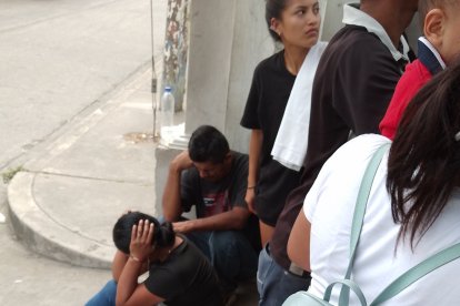 En la morgue, los familiares lamentaban el crimen.