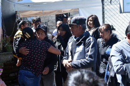 La esposa de Mauricio Verdugo todavía tenía marcas en su rostro de los golpes que le dieron.