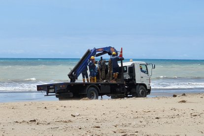 Javier Sánchez, operador turístico en Playa Las Palmas, demanda una indemnización justa por las pérdidas económicas sufridas tras el derrame de petróleo