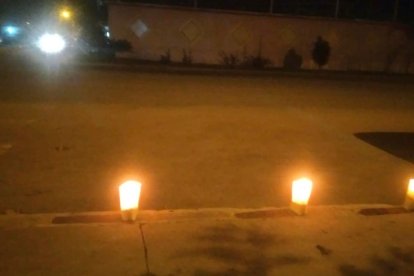 Con velas encendidas en altares y portales, la comunidad de San Isidro eleva plegarias por la paz luego de los actos violentos.