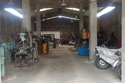 Autoridades descubren arsenal oculto en taller de reparación de vehículos.