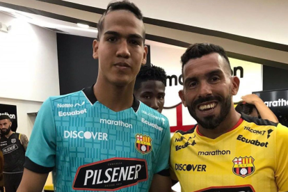 Justin Cornejo cuando conoció a Carlos Tévez.