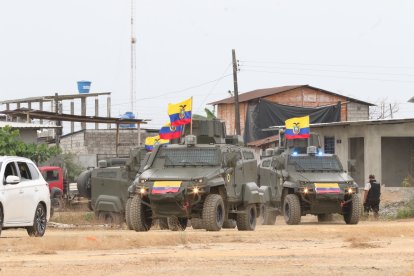 La comitiva del Presidente Noboa estuvo acompañada de tanques y vehículos militares.