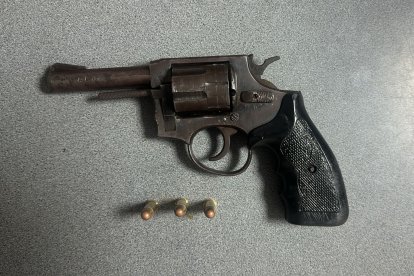 El arma de fuego hallada en poder de los sospechosos.